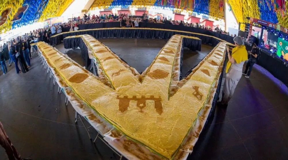 Campina Grande bate recorde com maior quadrilhão junino e maior bolo de milho do mundo