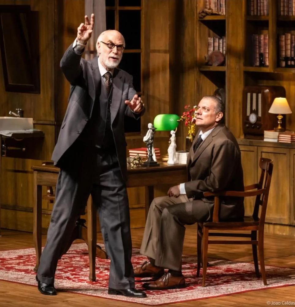 “A Última Sessão de Freud” chega a João Pessoa com Odilon Wagner e Marcello Airoldi